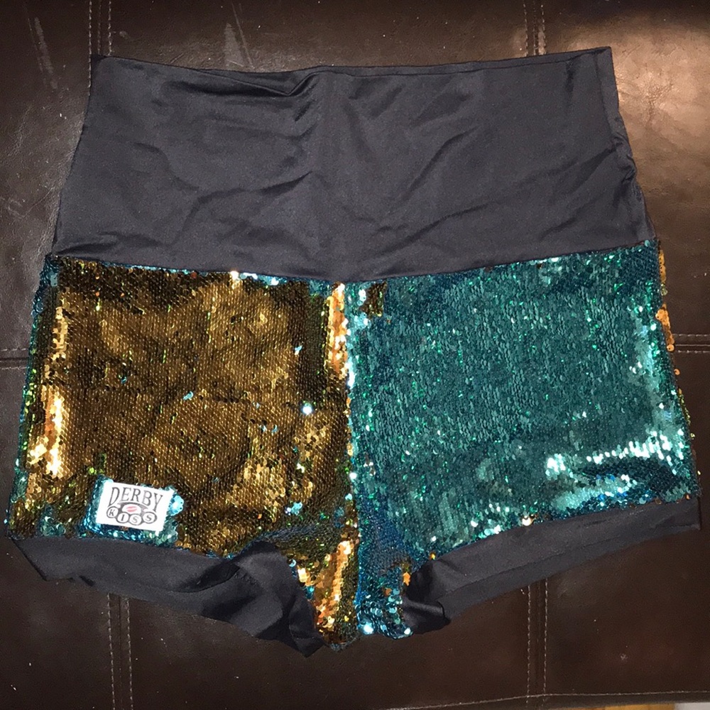 Derby Kiss sequence shorts with High-waisted top